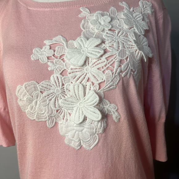 Laura Petites NWOT Soft Pink Sweater w/ Gorgeous White Flower Embellishments!! - Picture 2 of 10